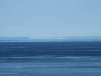 Resolución, adoptada en 1976, insta a las partes involucradas en la disputa de soberanía sobre las Islas Malvinas a abstenerse de adoptar decisiones unilaterales que impliquen la modificación de la situación en el territorio en disputa, hasta tanto se resuelva el conflicto por medios pacíficos.  Espejismo de la Cordillera Darwin, 2019, desde Punta Arenas, Chile