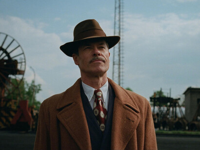 Il rapporto tra László e il magnate Harrison Lee Van Buren, interpretato da Guy Pearce, è il fulcro di una narrazione carica di tensione e significati simbolici. Nella foto Guy Pierce interpreta Harrison Lee Van Buren
