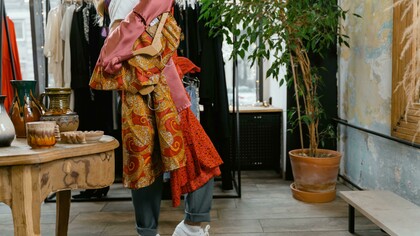 Mulher carrega tecidos estampados. O mundo da moda está passando por uma transição que está trazendo as estampas de volta  