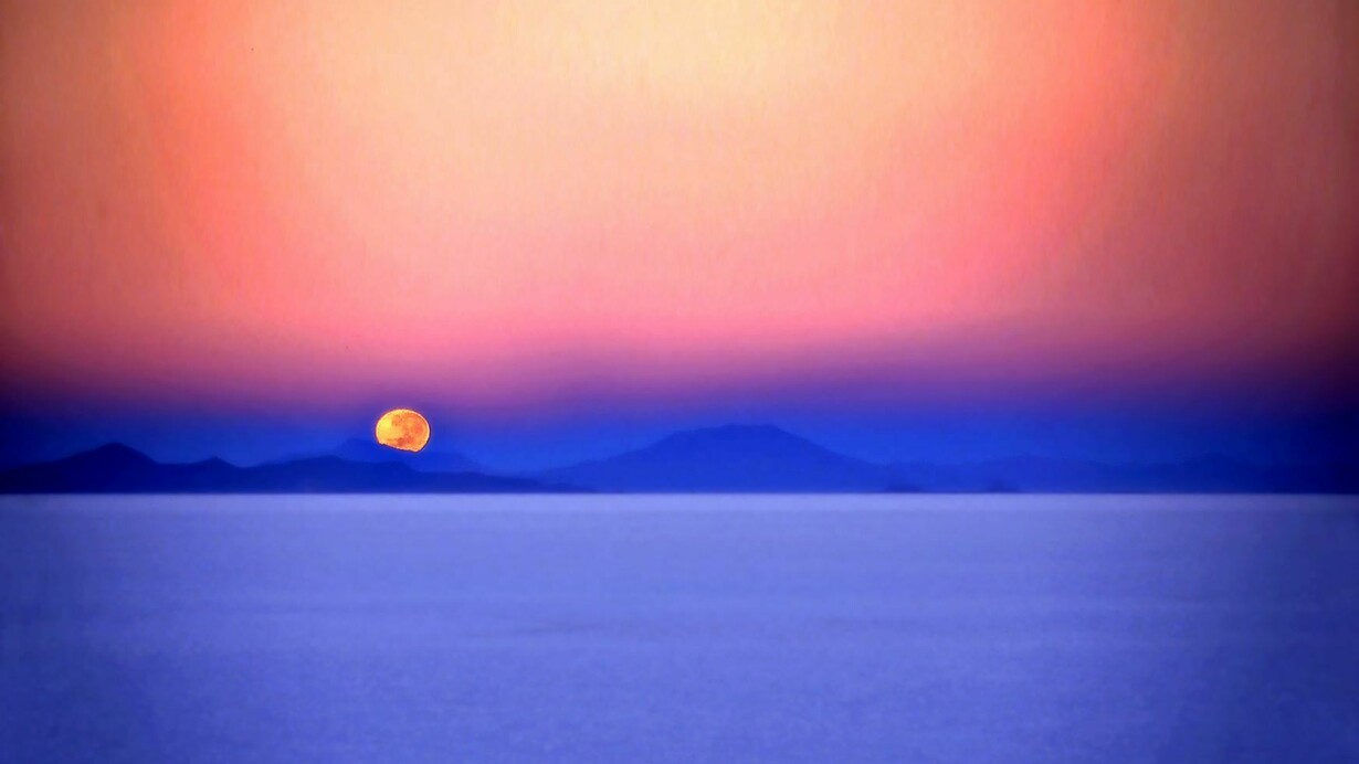 Bolivia, La Luna all’alba sul Salar de Uyuni, foto Sergio Pessolano