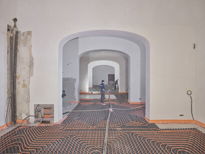 Los nuevos espacios museísticos durante la instalación del suelo para el Museo Bodoni en Parma, Italia