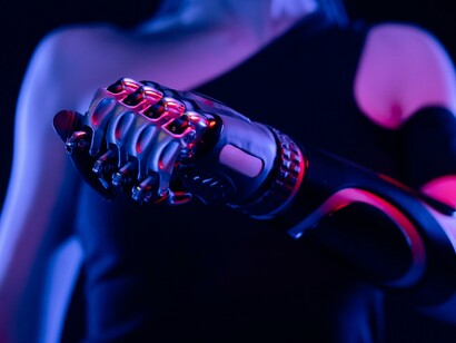 Ancora una volta si appalesa il rischio che accompagna l’accelerazione tecnologica, ovvero l’incapacità della mente umana di metabolizzare (e quindi pienamente comprendere) le trasformazioni implicite ed esplicite determinate dalle proprie “progressioni” scientifiche