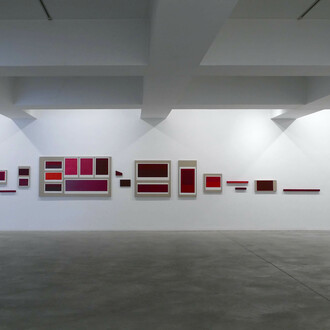 Mónica Capucho, Rose madder genuine, vista de exposição. Cortesia de Carlos Carvalho
