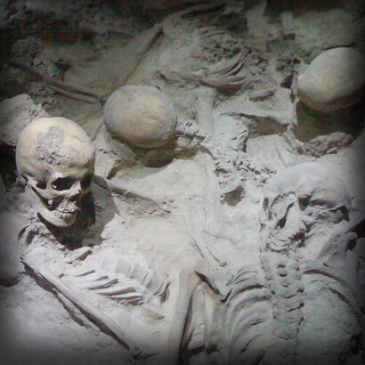 Gli scheletri mostrano segni di morte improvvisa per shock termico, con temperature superiori a 500°C che vaporizzarono i tessuti in pochi istanti. Nella foto scheletri da Ercolano, Campania, Italia 