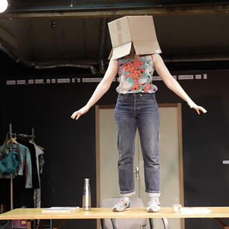 La tête loin des épaules. Avec l'aimable autorisation du Théâtre de La Criée