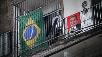 Sandra Kogut mergulha no cotidiano de brasileiros comuns em uma eleição histórica, mostrando como a democracia se constrói na coragem silenciosa de pessoas anônimas. Entre diários em vídeo, equipes locais e acesso exclusivo a órgãos eleitorais, o documentário revela o esforço “de formiguinha” que mantém a política e a democracia em movimento, mesmo em tempos de polarização extrema