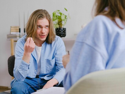 La salud mental es, en definitiva, el propiciar los espacios de diálogo, de palabra y de simbolización para que el malestar no nos inunde, no nos inmovilice ni tampoco sea motivo de estigmatización de nadie (“¡No voy al psicólogo porque no estoy loco!”)
