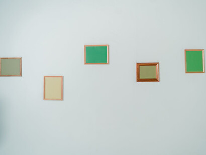 Quadretti appesi rappresentanti opere astratte