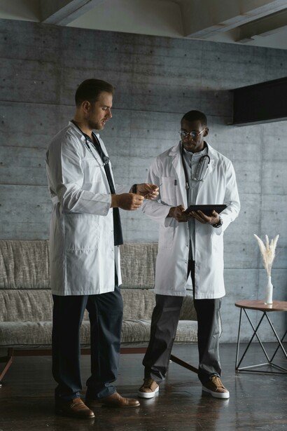 Profesionales de la salud charlan sobre las actividades a llevar a cabo como equipo médico. El bienestar del personal es crucial para mantener un equipo motivado y eficiente