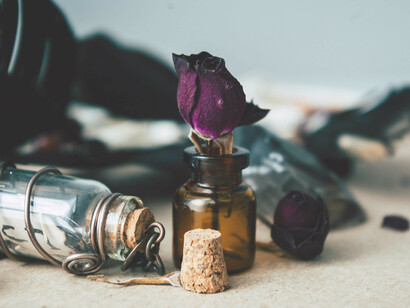 Amore e veleni. Sarebbero bastate quelle poche gocce all’interno di una qualsiasi vivanda e attendere l’arrivo di un medico per accertarne la morte