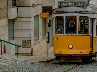 Elétrico de Lisboa. As pessoas mais jovens e mais sábias saem, vão embora