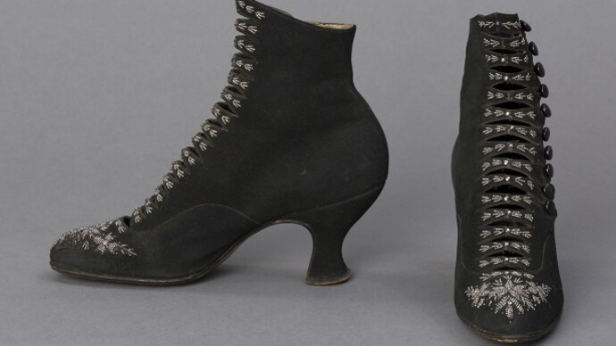 Bibis, cloches et escarpins. Courtesy of Musée de la civilisation