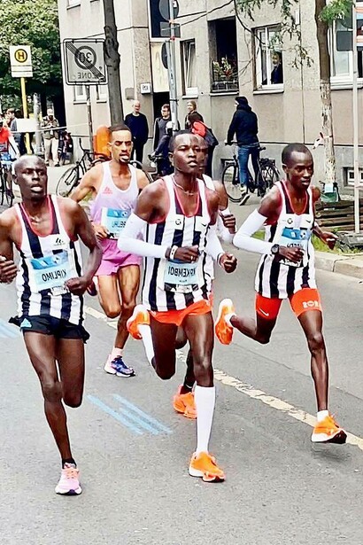 Eliud Kipchoge leads in the Berlin Marathon, 2022