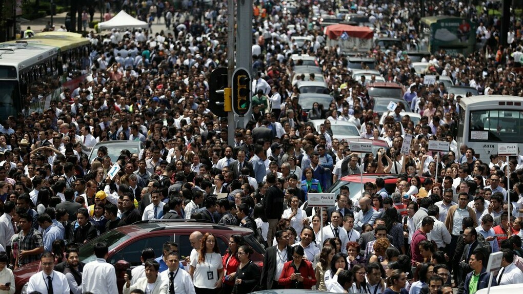 Cientos de mexicanos se echaron a la calle tras sentir los temblores en Ciudad de México