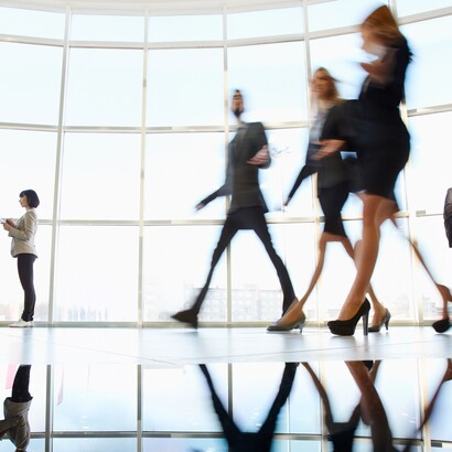 Nonostante le regolamentazioni, alcune lobby esercitano un’influenza discreta attraverso consulenze, finanziamenti a studi e rapporti privilegiati con gli europarlamentari