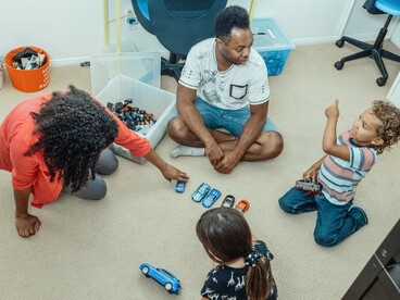 Em meio às brincadeiras, a família cria novas aventuras e fortalece laços por meio do universo lúdico. Afinal, brincar pode ser uma forma simples de preservar a criatividade e a memória afetiva
