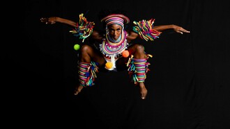 Integrante do Balé Folclórico da Bahia se destaca contra o fundo negro envolta por cores e adornos que evocam a riqueza da cultura baiana. A Bahia foi também um dos espaços decisivos para a construção das identidades que, ao longo do século XIX, ajudariam a formar o Brasil. A cena contemporânea remete à permanência de uma cultura que ajudou a dar forma à identidade brasileira.