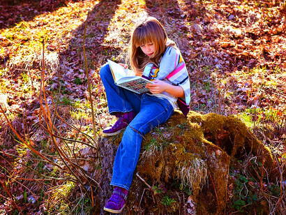 I bambini e i libri. Prende la parola “C’era una volta”:
«Cari fratelli e sorelle è arrivata la nostra fine. Ho saputo che si sfogliano sempre meno libri di carta»

