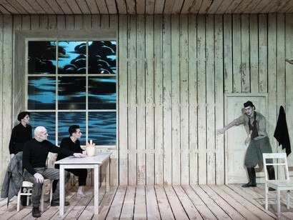 Die gewehre der frau Carrar. Würgendes blei. Courtesy of Residenztheater