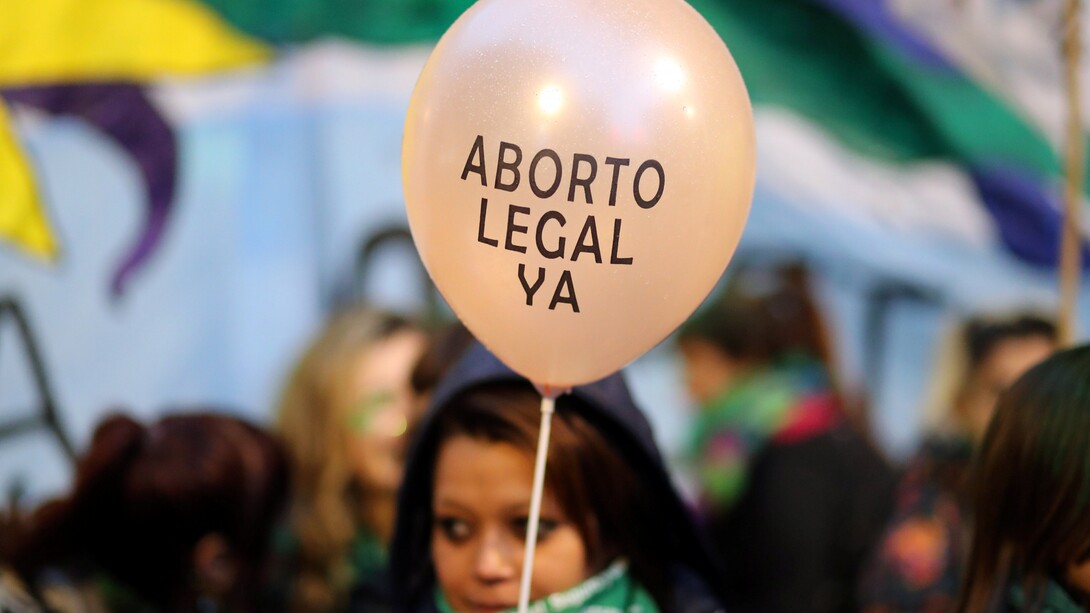 Manifestante en Buenos Aires a favor de la aprobación de la ley del aborto