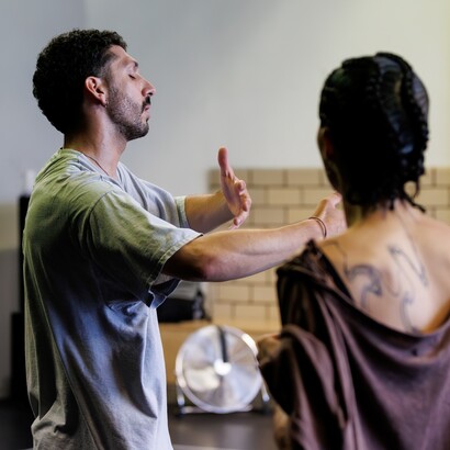 Prove di “Colours” Sofia Nappi è con Paolo Piancastelli, danzatore e cofondatore della compagnia Komoco © Jeanette Bak
