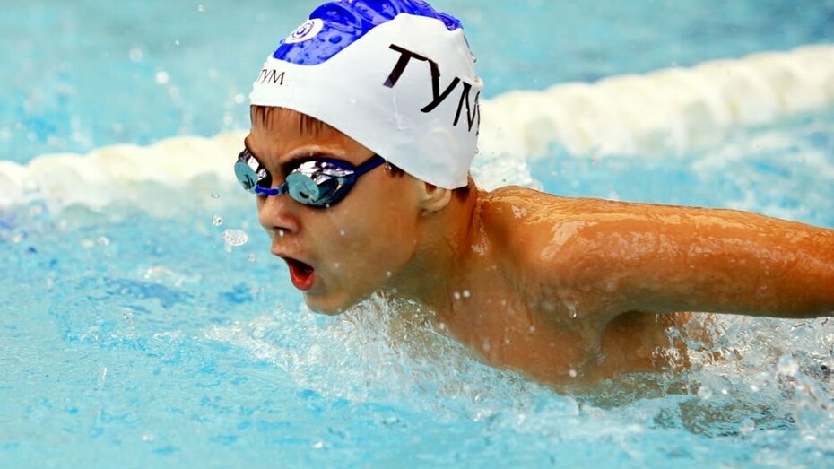 Nadando en una piscina