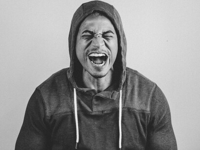 Homens também adoecem quando lhes é negado o direito ao cuidado, à vulnerabilidade e à construção de vínculos. A dificuldade em expressar fragilidade emocional ainda faz parte do que muitos homens aprendem desde cedo