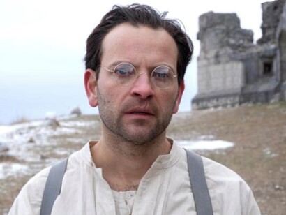 Il titolo del film suggerisce un conflitto interiore, un campo di battaglia emotivo dove si scontrano le diverse visioni del mondo dei protagonisti. Alessandro Borghi in una scena del film