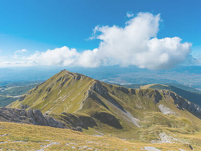 Fanano en los Apeninos en la provincia de Módena, Italia. Los montes Apeninos recorren 1400 kilómetros del norte al sur de Italia y forman el eje principal de la península itálica