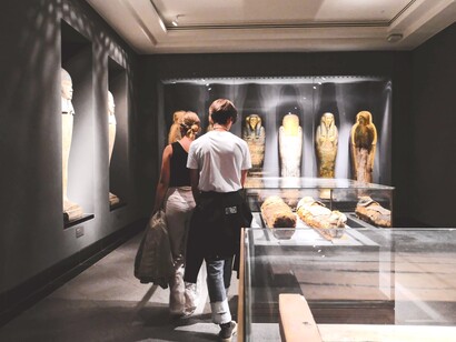 Turistas visitam múmias em museu