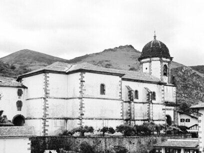 Hoy, sin miedo a la represión, se ensalza lo que ayer era castigado con mano dura, con celebraciones paganas e incluso un museo de las brujas. Iglesia de la Asunción del siglo XVIII. Zugarramurdi, Navarra, España