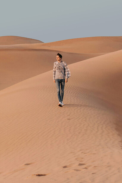 Homem caminha sozinho no deserto