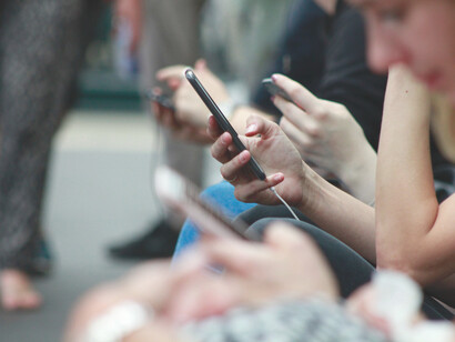 Persone al telefono: crudele indifferenza di chi assiste a un incidente, a una rissa, a una rapina e attiva il cellulare, piuttosto che per chiamare soccorso o forze dell’ordine, per filmare e poi postare