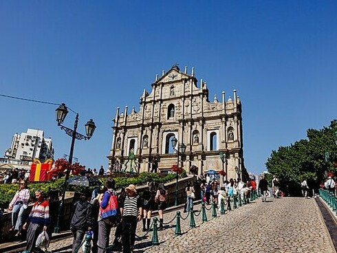 Ruínas da Igreja de São Paulo em Macau, na China. Subitamente no topo da colina as escadarias de S. Paulo tornaram-se num mar de gente ascendendo aos portais da igreja… com sorrisos e gestos afáveis e curiosos