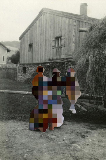 Lilly Lulay, Zeitreisende gr56kivstr07br.jpg, 2012, Dalla serie “Zeitreisende”, Foto collage, gelatina al bromuro di argento e c-print, 12x9 cm  © l’artista . Collezione Fondazione Cassa di Risparmio di Modena - Fondazione Modena Arti Visive