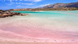 Elafonissi, Creta. La spiaggia di Elafonissi, con la sua sabbia rosa, acquisisce il suo colore unico dalla combinazione di piccole particelle coralline e rocce vulcaniche presenti nella zona ©grecia.info
