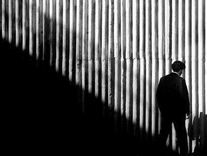 Ya en el callejón, esperando por el auto de la corporación, se levanta un remolino de papeles. Me digo que es el viento de la Justicia instantánea, la que se mueve sin burocracia, con solo un correcto intermediario
