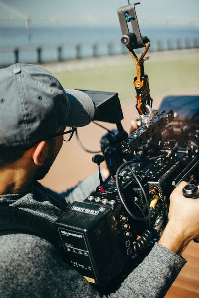 Operador de câmara filmando com equipamento profissional