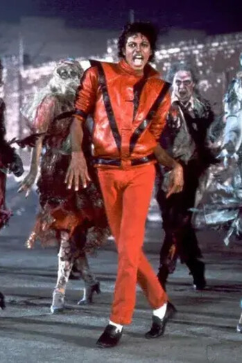 O artista aparece em destaque em uma das sequências mais famosas de Thriller. A combinação entre dança, cinema e moda ajudou a transformar o clipe em um fenômeno mundial