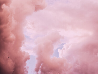 Nubes coloreadas por la luz del sol