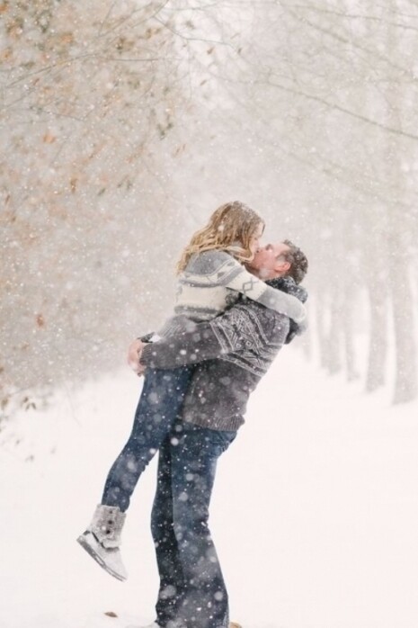 Por una mirada, un mundo/ por una sonrisa, un cielo/ por un beso… ¡yo no sé /qué te diera por un beso!

