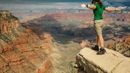 Una chica contempla desde la altura el Cañón del Colorado