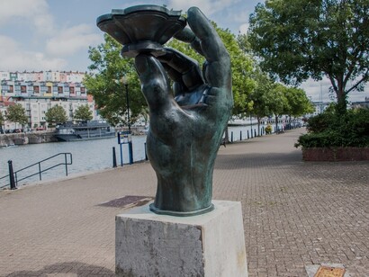 Escultura Hand of a River God, em Bristol, Reino Unido