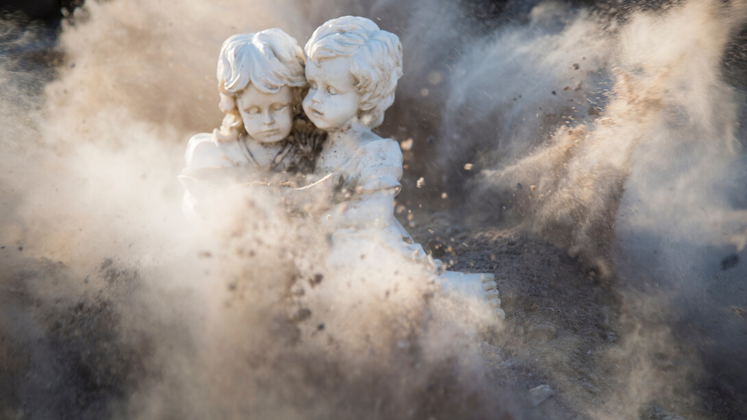 Escultura permanece intacta após pedras serem arremessadas