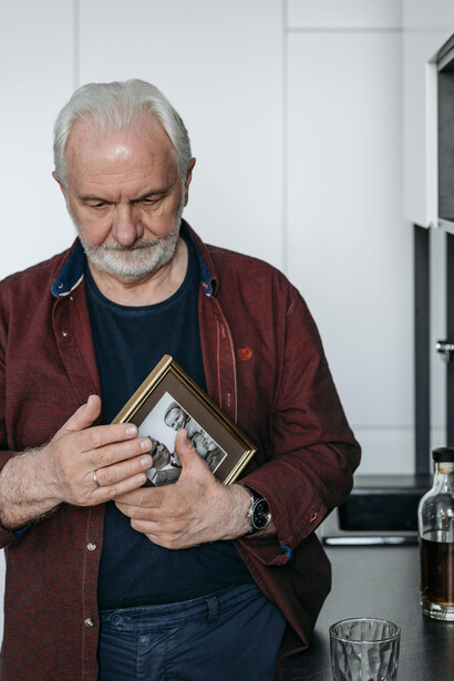 Homem sentindo saudade. A palavra saudade, portanto, é muito mais do que uma simples expressão de ausência