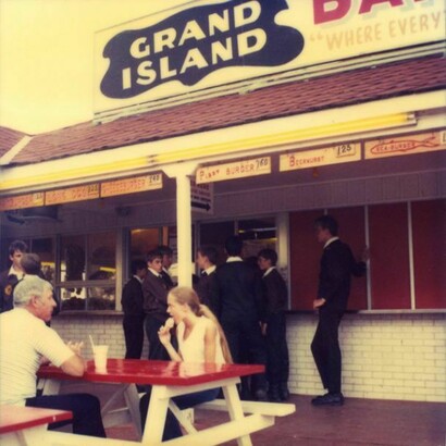 Simone Kappeler, St. Louis Fast Food, 6/15/1981, Fuji-Film color print, 19 2/3 x 19 2/3 inches, 50 x 50 cm - 1981