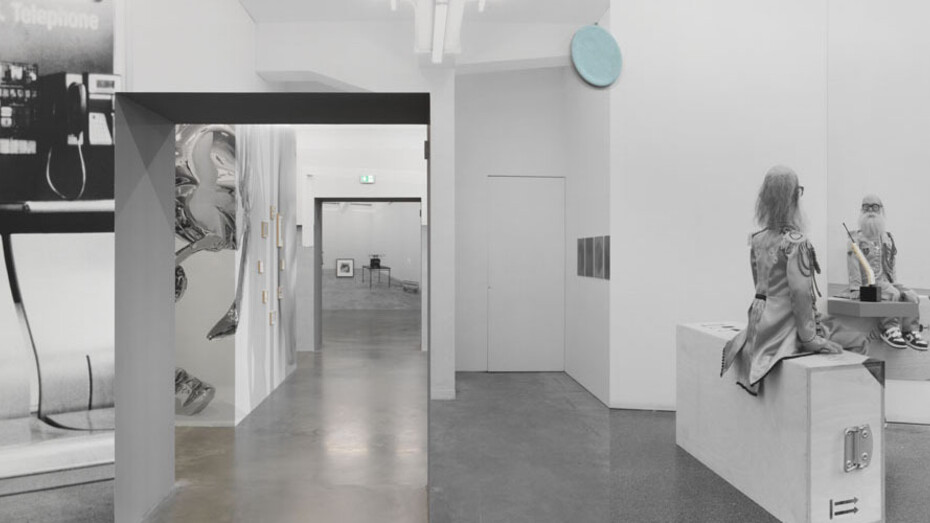 Ausstellungsansicht „Exhibit Model Four – plus invited guests”, Foto: Jens Ziehe