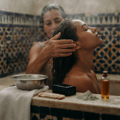 Sapone nero, ghassoul, oli e acqua di fiori accompagnano rituali di cura tramandati attraverso le generazioni