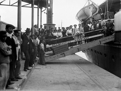 Una de las mayores tensiones del debate apareció cuando algunos sectores compararon la historia argentina con la de las potencias coloniales europeas. Inmigrantes europeos, 1904, llegando a Argentina