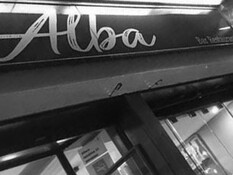 Una mañana de marzo que se despedía, dejando sus últimos fríos, en el bar Alba, ese lugar un tanto mágico donde nacen muchas de estas historias Bar Alba de Castelldefels, España
